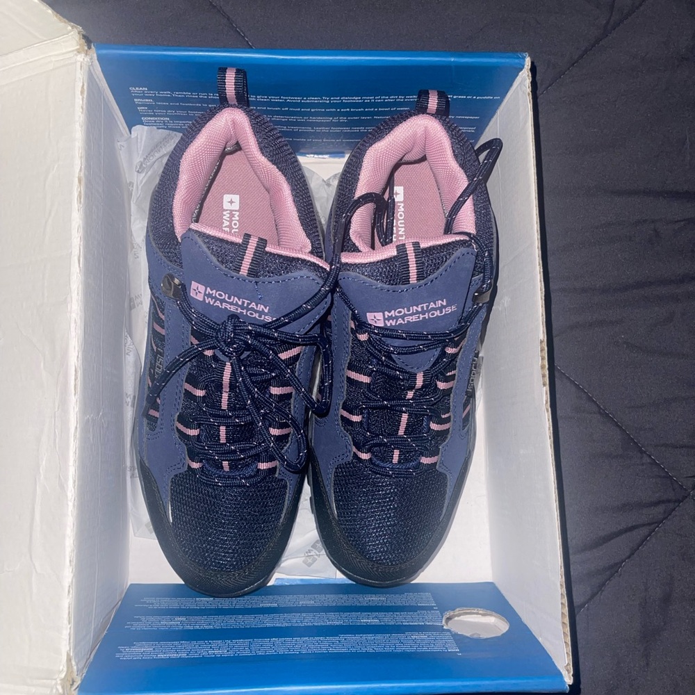 Hiking shoes size 6 fit like a 7